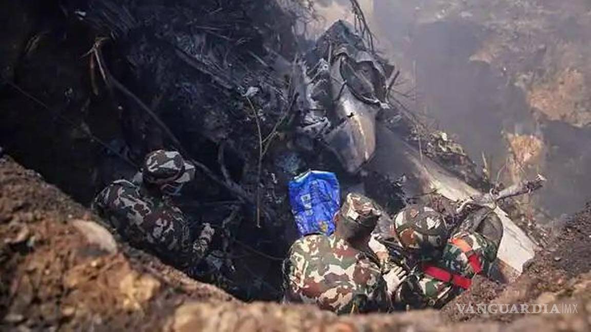 $!El fuselaje incendiado del aparato se encontraba en un profundo barranco