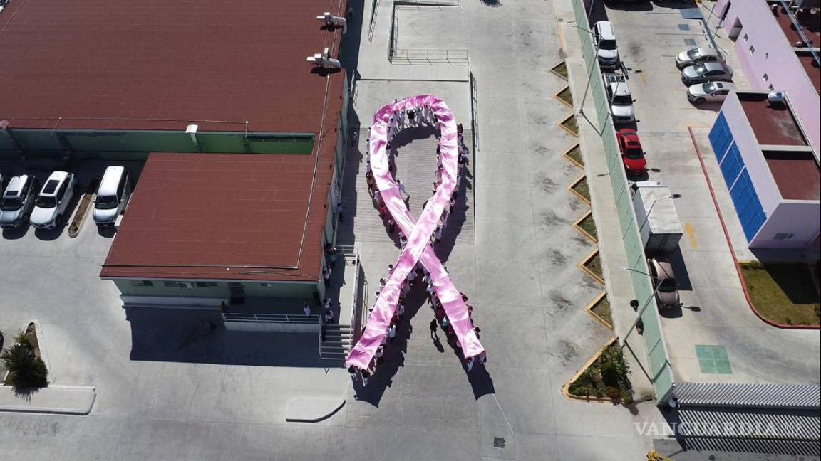 $!Autoridades del IMSS Coahuila realizaron el lazo rosa en conmemoración del Día Mundial de la Lucha contra el Cáncer de Mama.