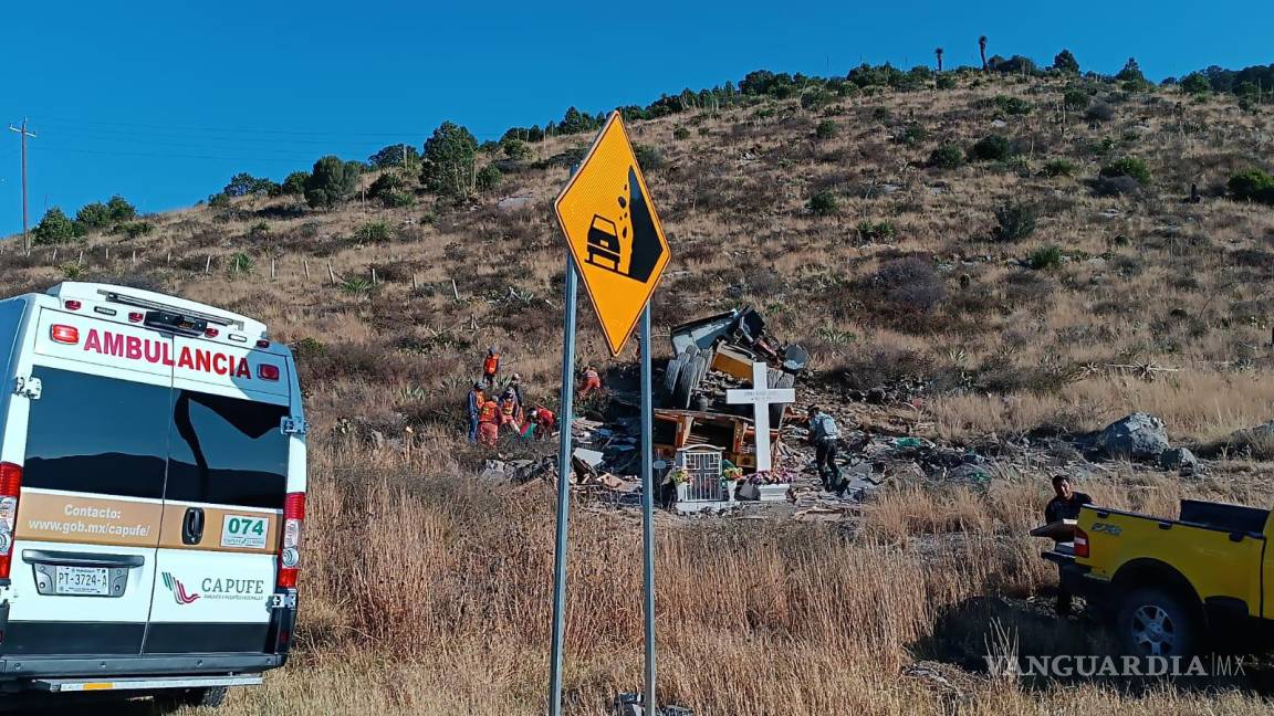 Vuelca tráiler y pobladores intentan rapiñar vitropiso en Arteaga