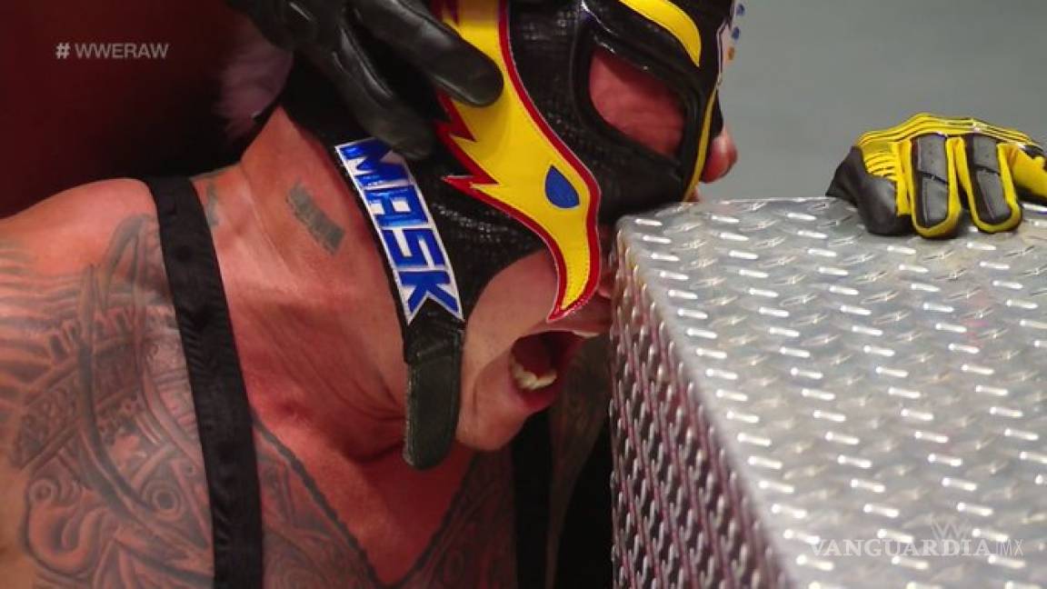 ¡Imágenes que duelen! Seth Rollins ataca a Rey Mysterio en el ojo