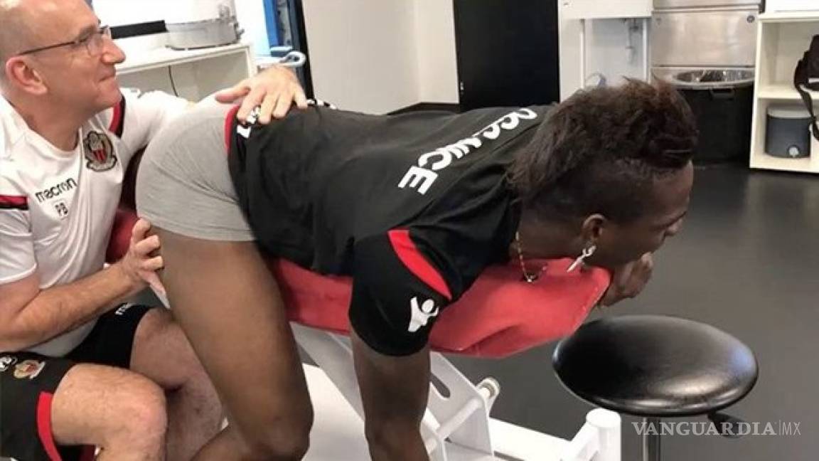 El extraño masaje a los gluteos a Mario Balotelli