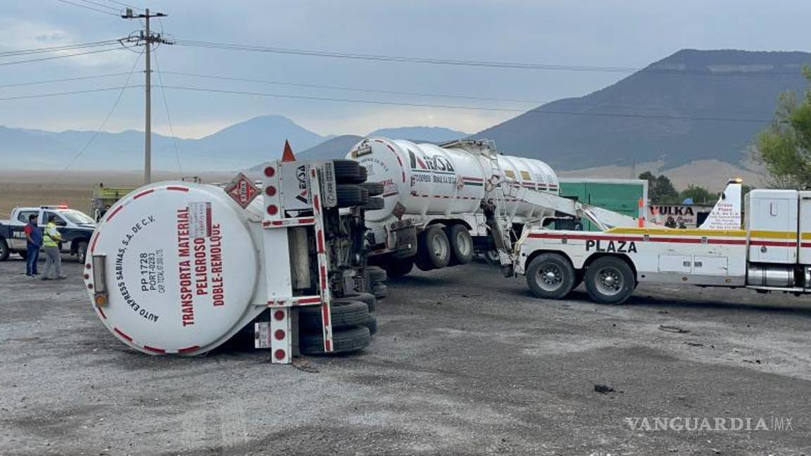 $!La segunda pipa del tráiler volcó hacia su lado izquierdo luego de perder estabilidad.