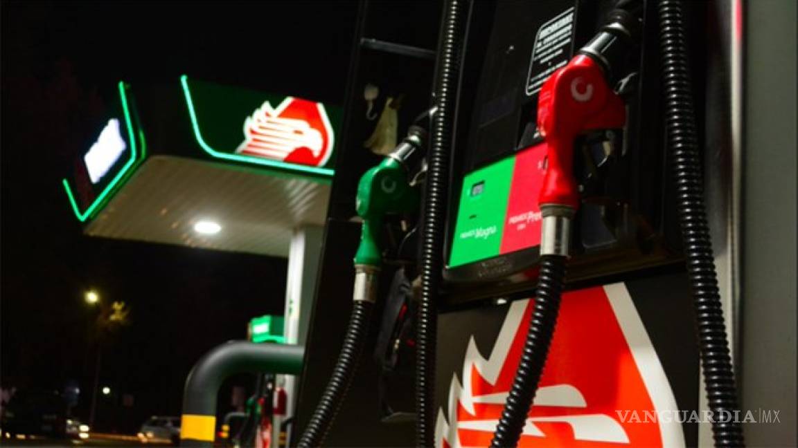 Gasolina podría caer hasta los 12 pesos, Hacienda congelaría su precio