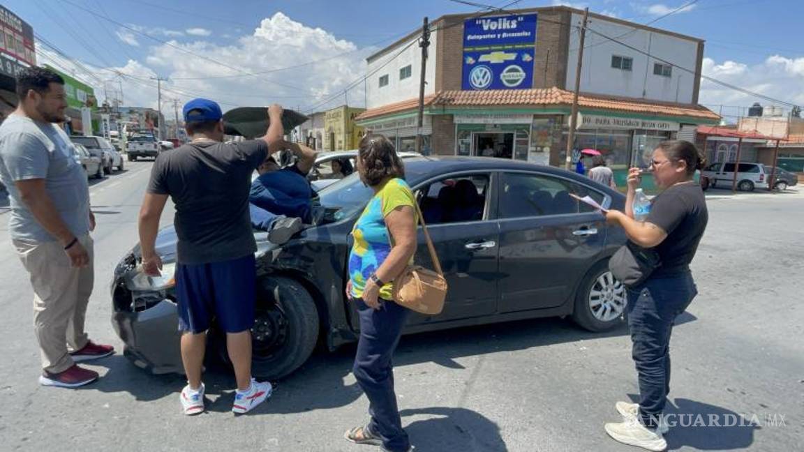 $!Iván Carmona, de 32 años, quedó sobre el cofre del vehículo después del accidente. La demora en la atención de emergencias generó preocupación entre los testigos.