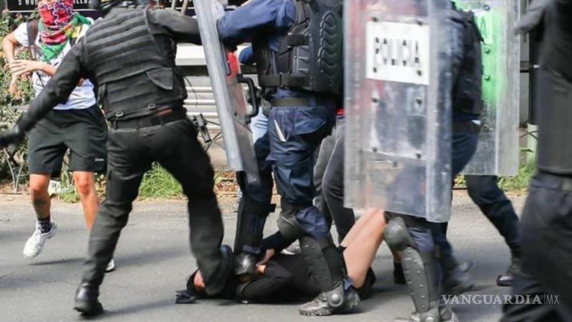 Dos policías van a prisión preventiva por golpear a jovencita durante protesta