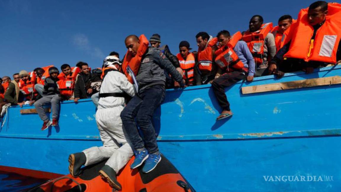 Hallados 7 cadáveres en una barca con inmigrantes en el Mediterráneo central