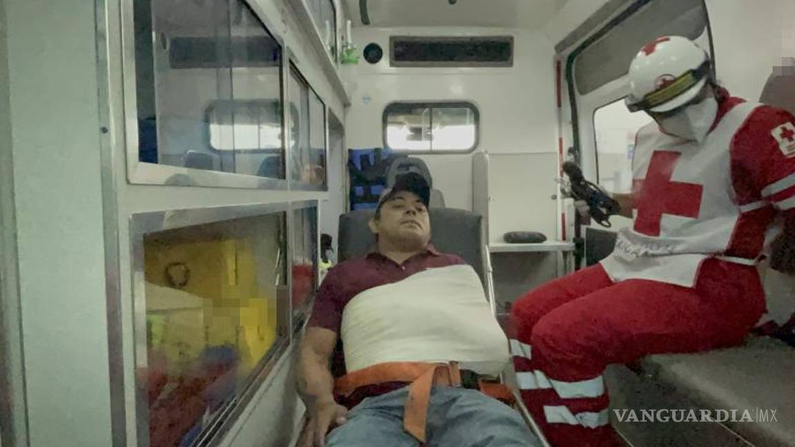 $!Paramédicos de la Cruz Roja atendieron al motociclista lesionado en el lugar del accidente.