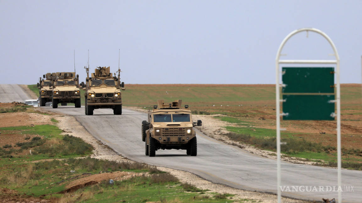Campesinos y soldados sirios hacen retroceder un convoy de vehículos estadounidenses