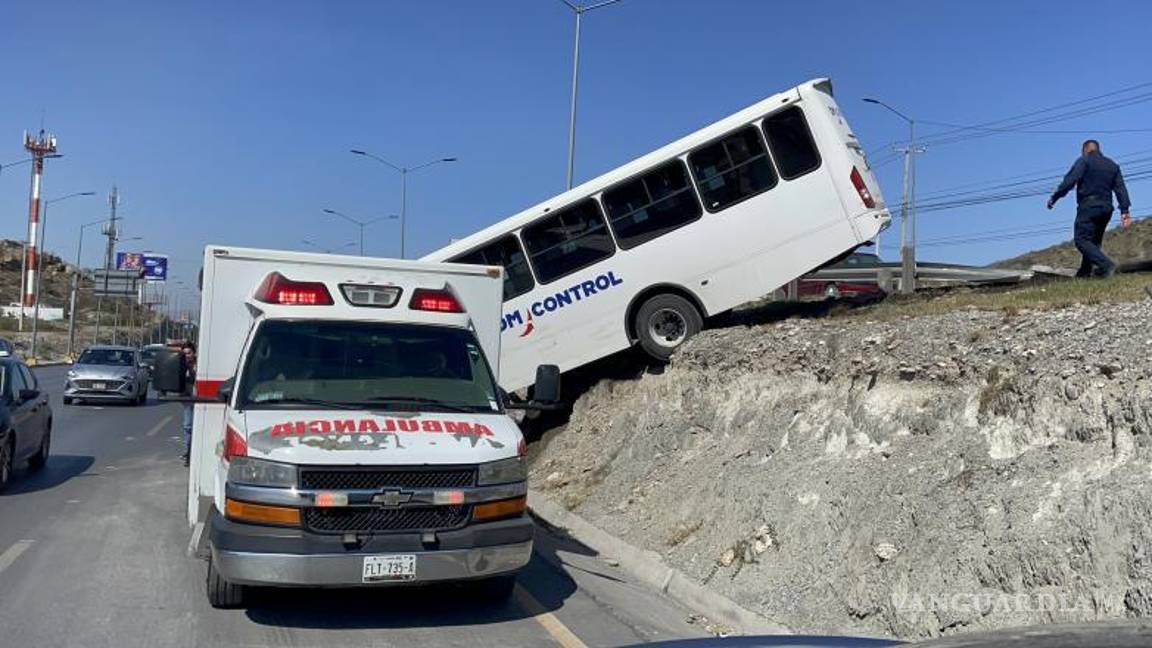 $!El conductor fue valorado por paramédicos de la Cruz Roja.