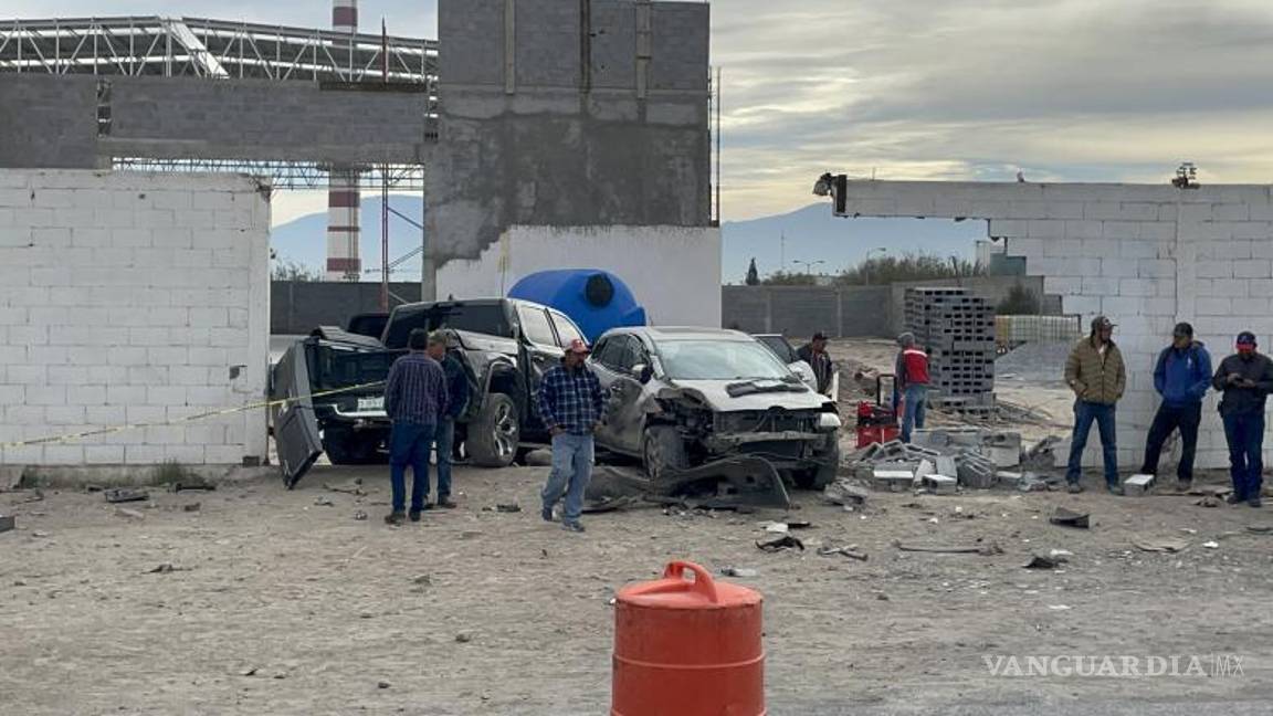 $!El tráiler con plataforma se salió de la carretera, causando daños a dos vehículos detrás de él y dos autos delante.