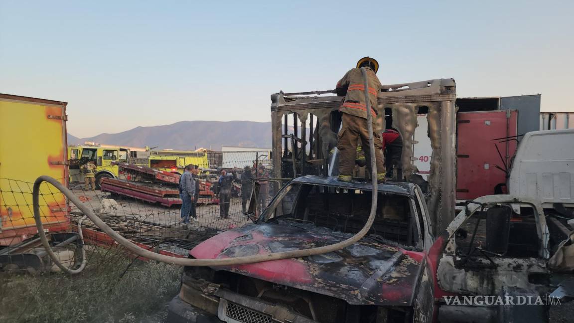 Descuido provoca incendio en caja de tráiler en Arteaga (VIDEO)