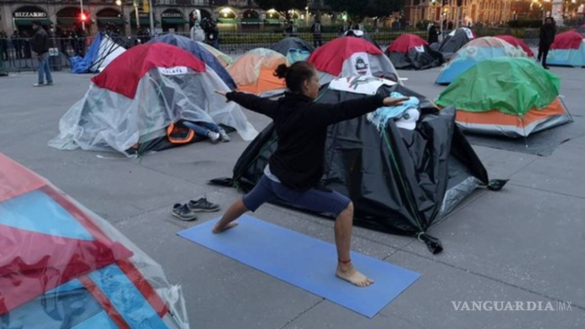 Manifestantes de FRENAAA practican yoga, venden tamales y rezan en el Zócalo