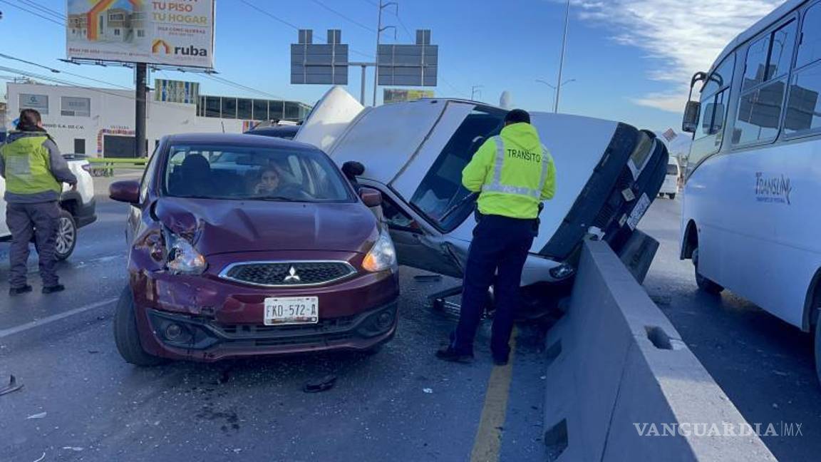 $!Grúas trabajaron en la retirada de los autos involucrados en el accidente para despejar la vía y restablecer el tráfico.