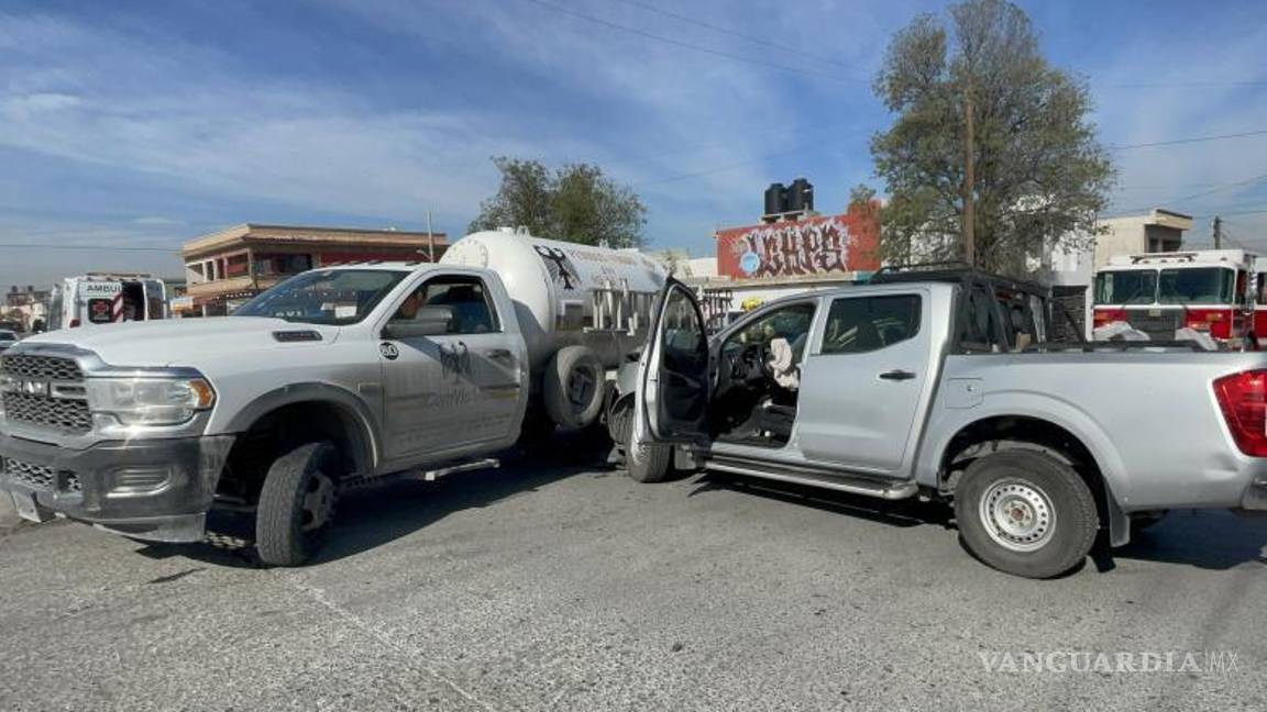 $!El operador de la pipa intentó dar la vuelta sin precaución, ocasionando el impacto en la colonia Zaragoza.