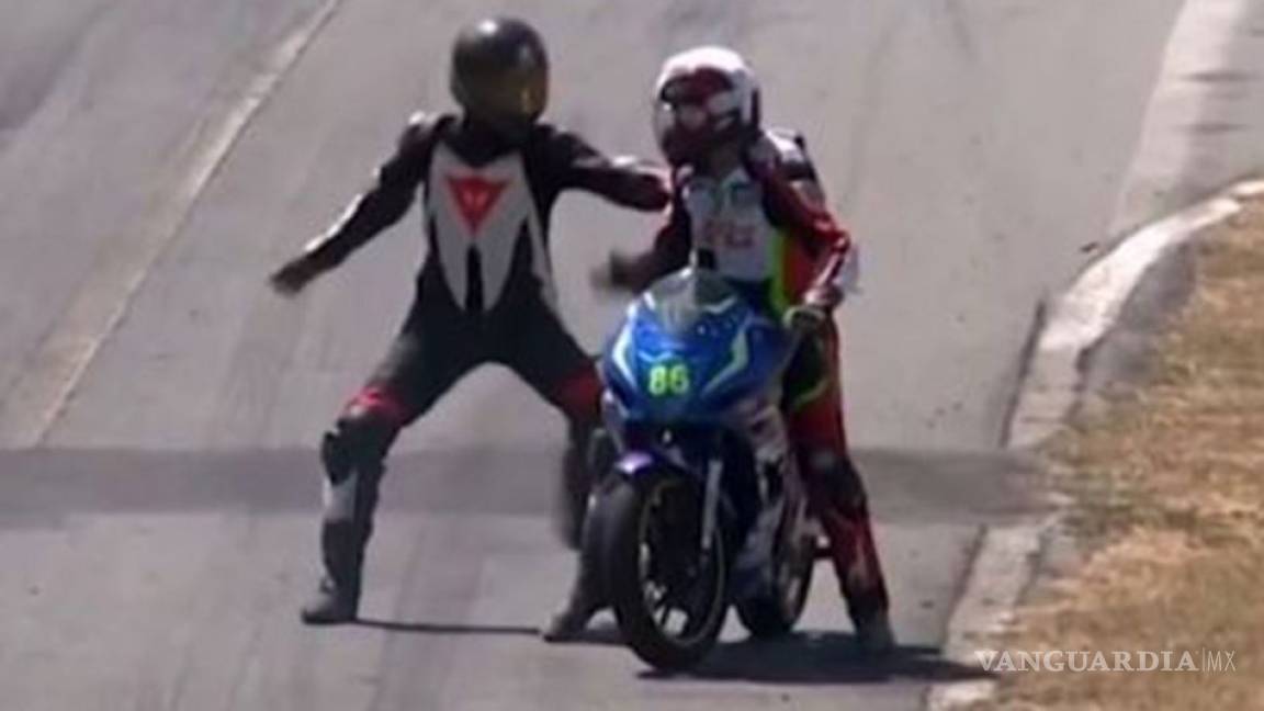 Dos motociclistas se pelean...¡en plena competencia!