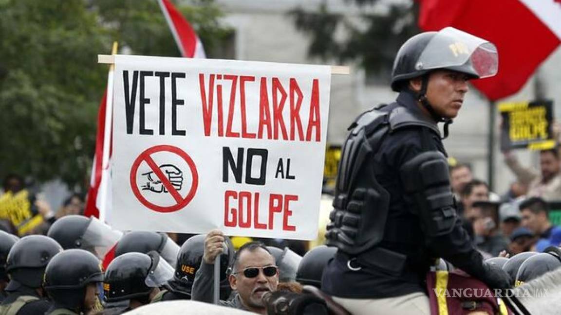 Cientos protestan en Lima contra la disolución del Congreso peruano
