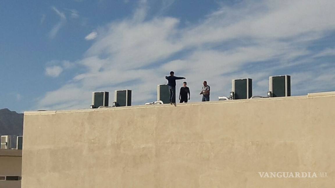 Estudiante de preparatoria de Torreón evita que compañero se tire del edificio de su escuela