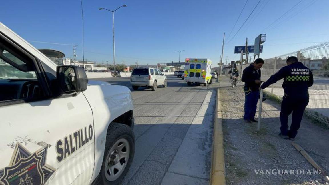 $!Los paramédicos de la Secretaría de Salud brindaron atención a los lesionados antes de su traslado al hospital.