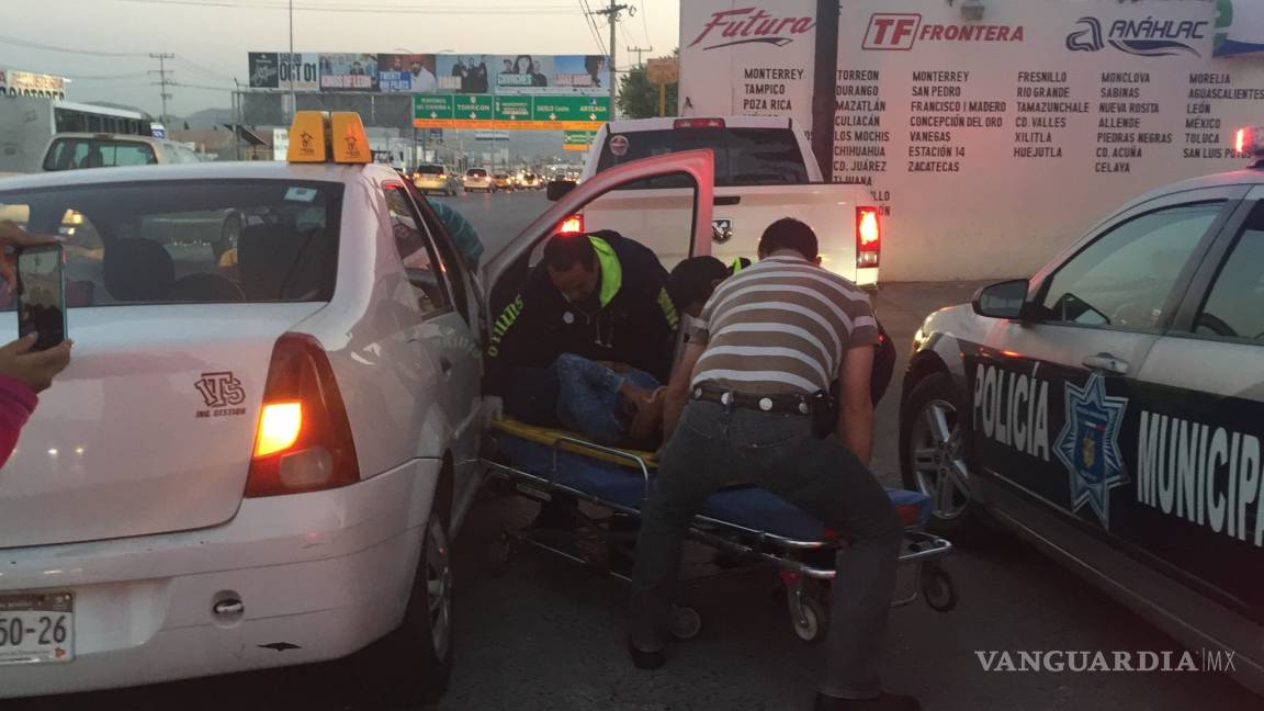 Escoltas del Gobierno del Estado causan accidente en Saltillo; una joven resulta herida