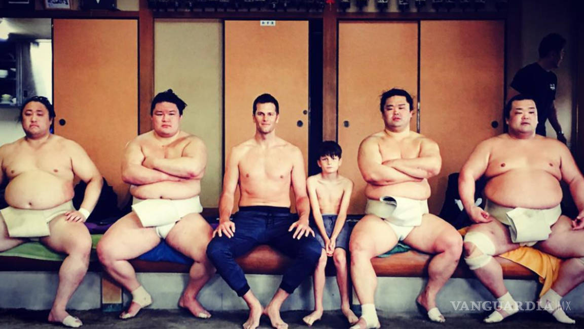 Tom Brady prueba suerte con el sumo en Japón