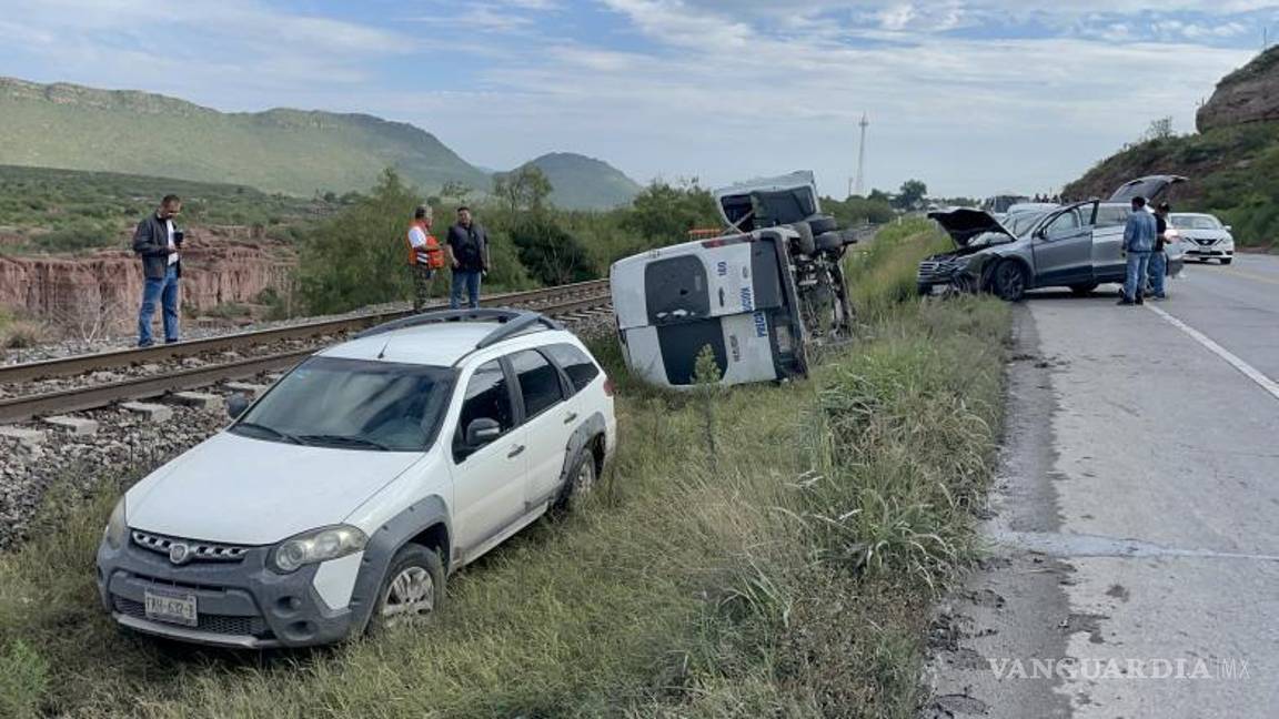 $!El automóvil Fiat quedo fuera de la carretera, fue acomodado ya que había quedado sobre sus neumáticos, tras intentar esquivar el accidente.