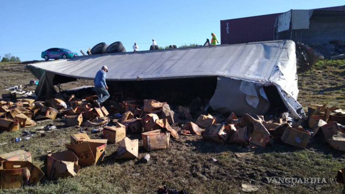 $!En minutos se llevan 60 toneladas de cerveza de un camión volcado