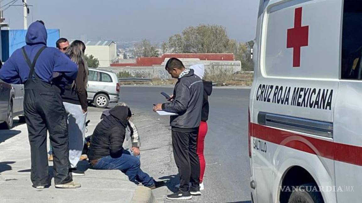 $!Paramédicos de la Cruz Roja brindaron asistencia al motociclista afectado en el choque.