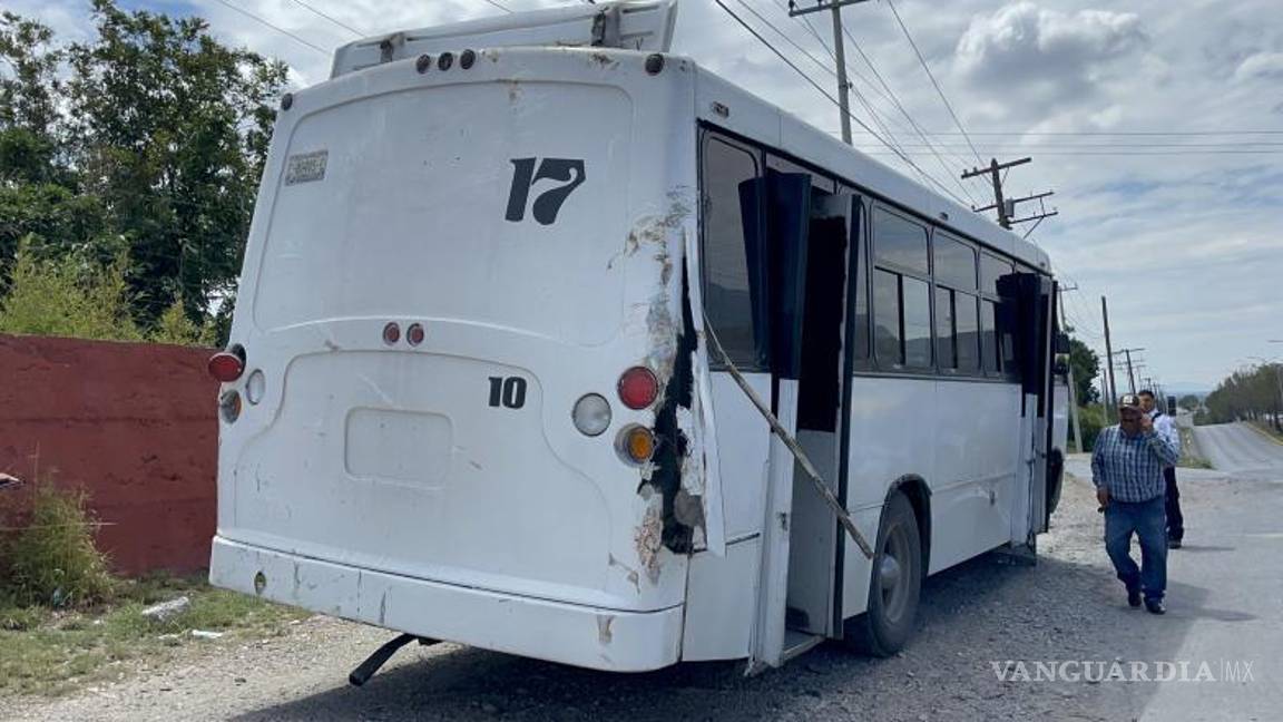 $!El camión también terminó con daños.
