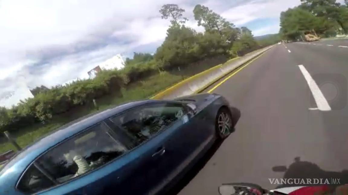 Vuelca en carretera por 'echar carreritas' con motociclistas (VIDEO)