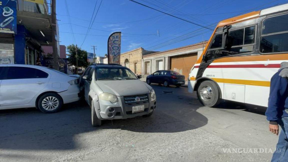 Ruta Periférico ignora señalamiento y deja dos autos dañados en el centro de Saltillo