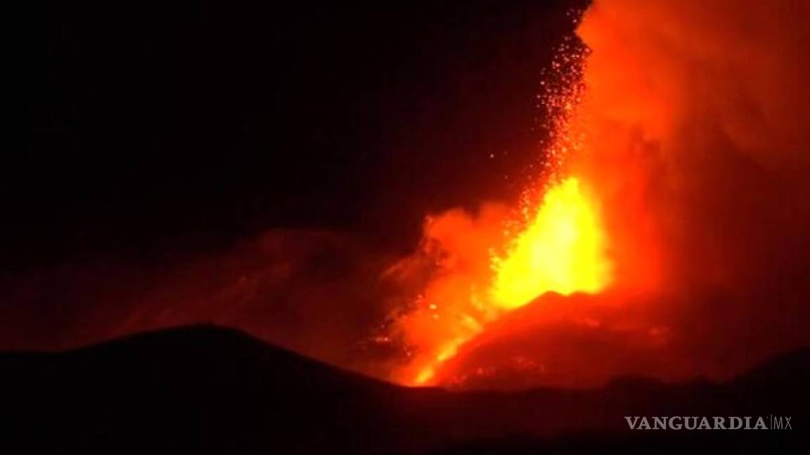 Terrible erupción del volcán Etna en Italia: lanza lava y escombros