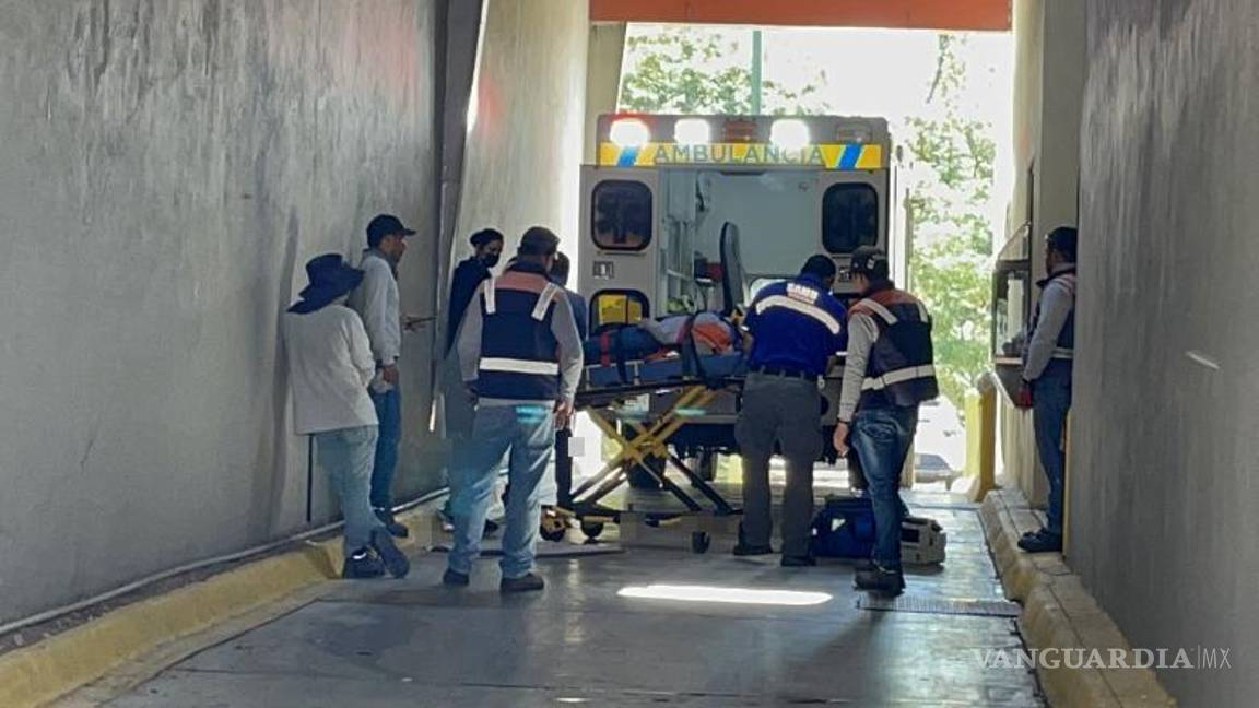 $!El accidente ocurrió cuando una de las láminas de fibra de vidrio cedió, provocando la caída de la trabajadora desde más de tres metros de altura.