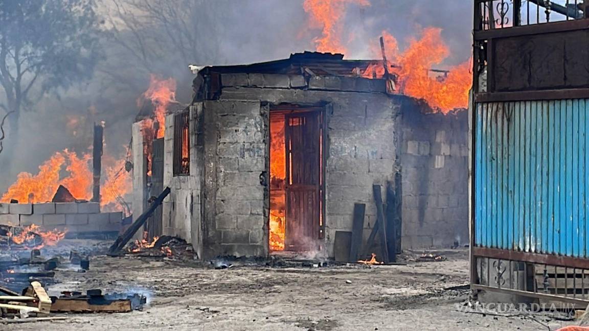 $!La maderería quedó completamente reducida a cenizas tras el incendio ocurrido en General Cepeda.