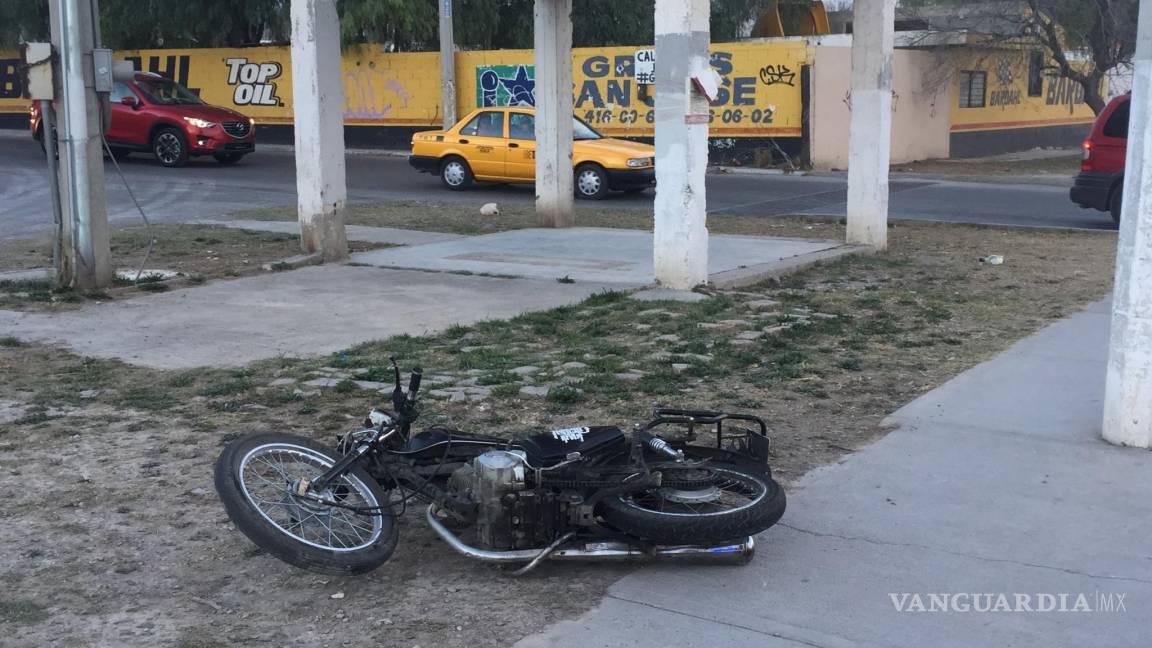 Joven motociclista se estrella contra vehículo en Saltillo