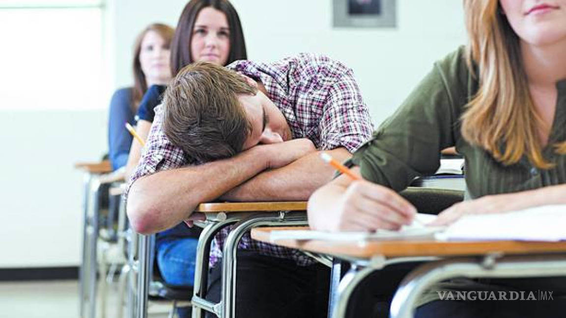 Estudiantes duermen poco y 10% se duerme en clase; celulares contribuyen a los trastornos del sueño