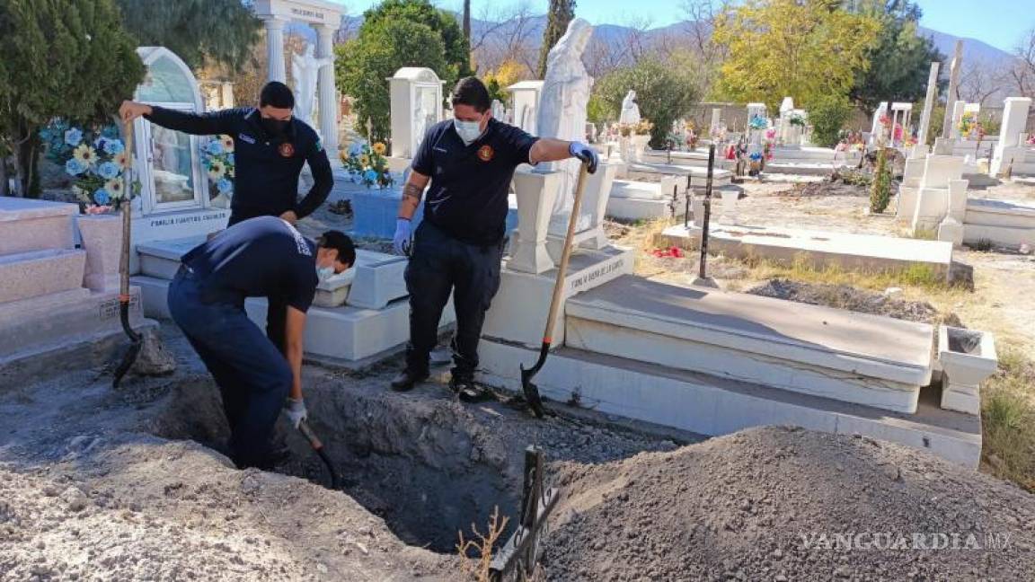 Bomberos de Parras la hacen de sepultureros; ayudan a hombre a cavar su tumba