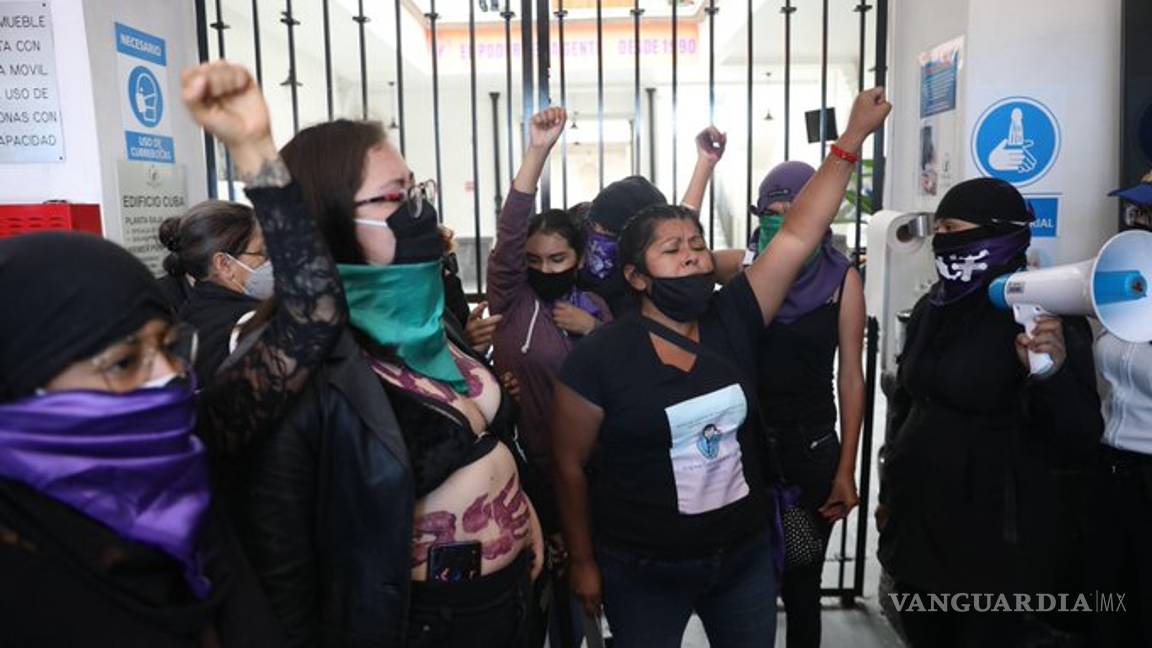 $!'Si viene la policía nos vamos defender', feministas seguirán 'ocupando' la CNDH