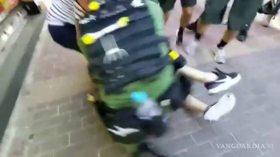 Policías someten brutalmente a niña que salió a comprar útiles durante protestas en Hong Kong
