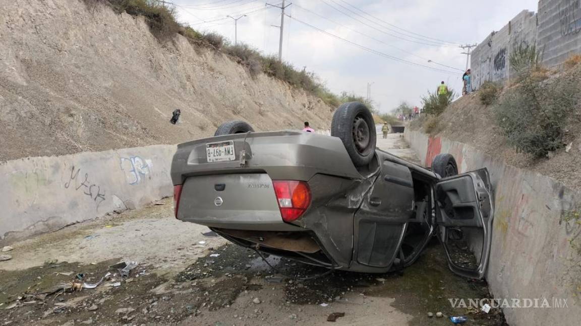 Joven de 20 años escapa ileso tras volcar su vehículo en Ramos Arizpe