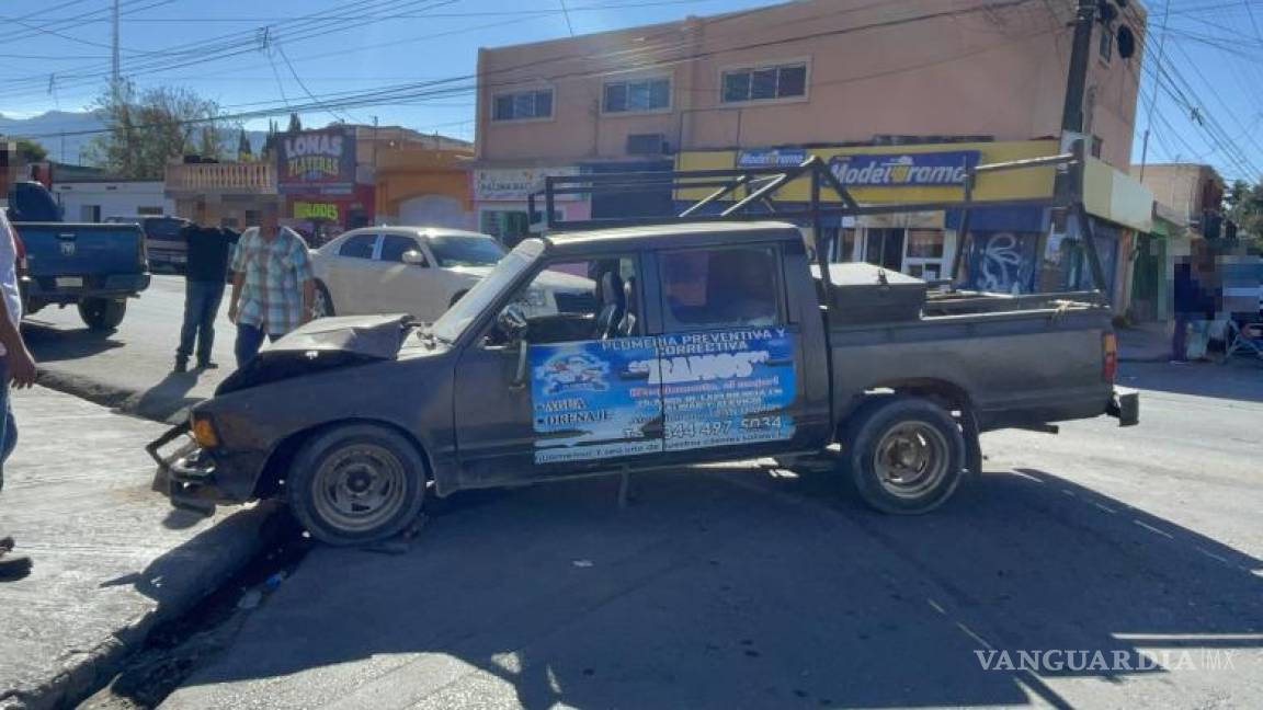 Se pasa el alto y choca contra dos en la colonia Bellavista, en Saltillo