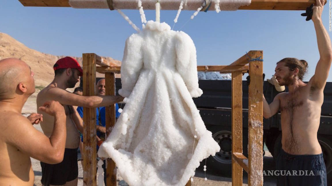 Artista sumerge vestido en el Mar Muerto por dos meses