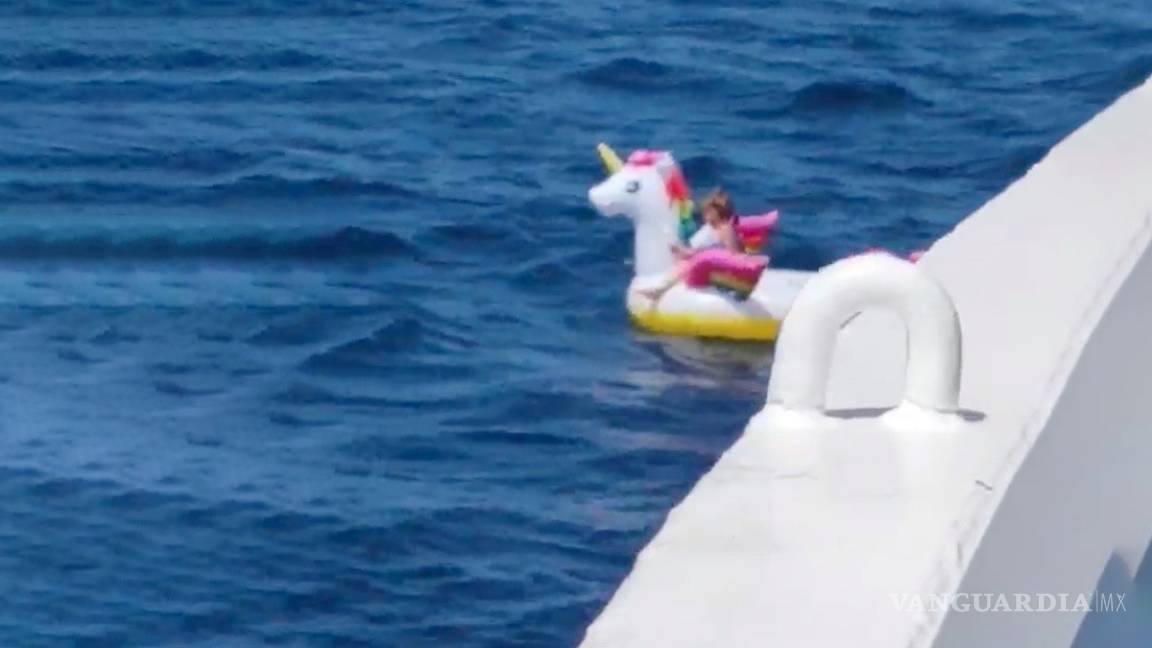 Rescatan a niña de 4 años en medio del océano... ¡en un flotador de unicornio!