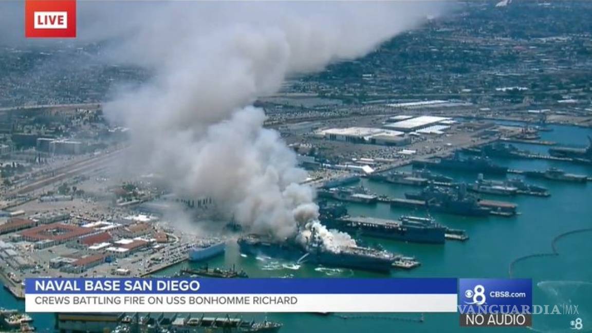 Se quema un buque de la Armada de los EU en San Diego