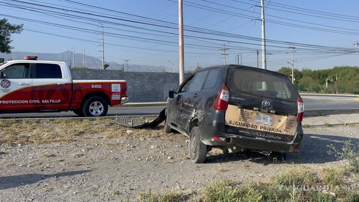 $!Agentes de tránsito y policías locales inspeccionan la escena del accidente para recabar pruebas y determinar las circunstancias exactas que llevaron a la colisión en Saltillo.