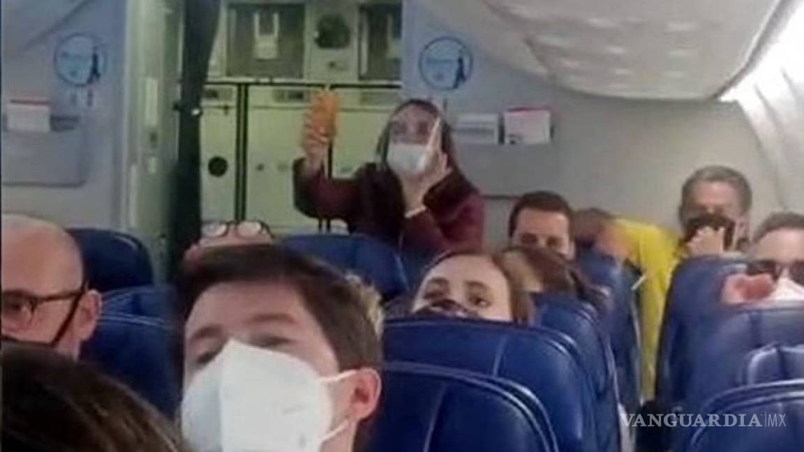 $!Insultan y gritan a AMLO al bajar de un vuelo (video)