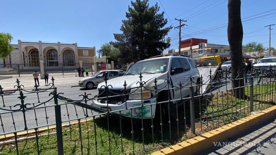 Adulto mayor no hace alto, se atraviesa y ocasiona accidente frente a Rectoría UAdeC en Saltillo
