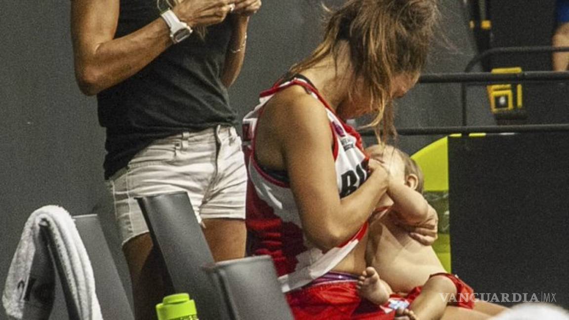 Jugadora se hace viral por amamantar a su hijo mientras disputaba un partido