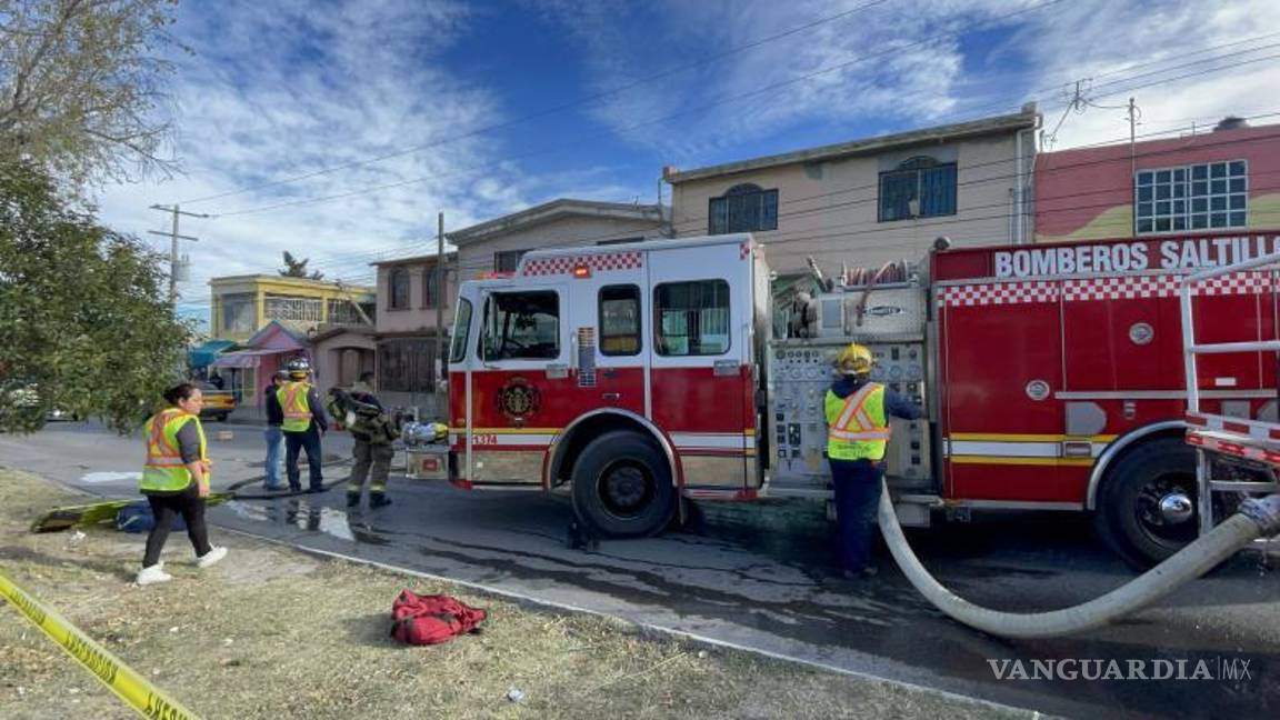 $!Los bomberos lucharon contra las llamas en el domicilio.