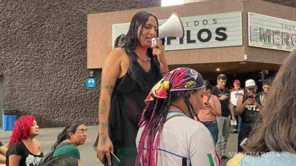 Mujeres trans protestan en Cineteca Nacional, ‘toman’ la dulcería y reparten productos