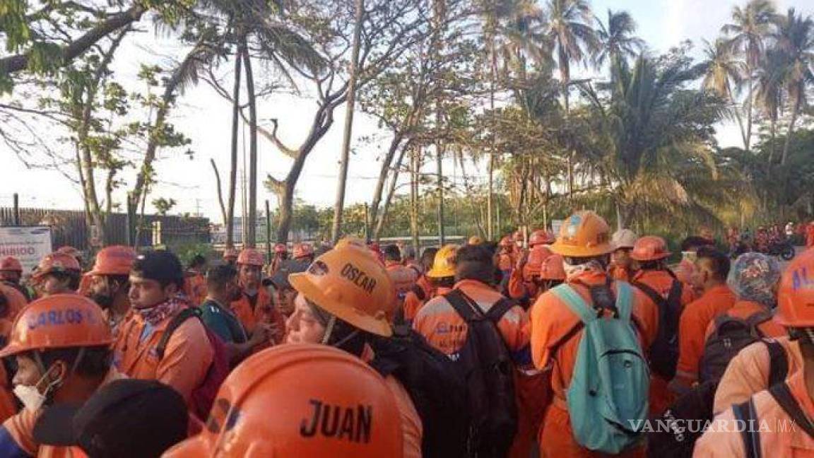 Otra protesta en Dos Bocas por despidos; trabajadores aseguran que les ofrecen 3 mil pesos de liquidación